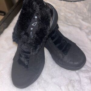 New BZees Golden Go Black Microfiber Shoe/bootie 6M Faux Black Fur